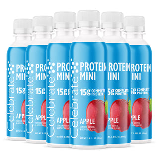 Meerdere flessen van Celebrate Proteïne Mini Appelsmaak op een witte achtergrond