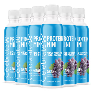 Meerdere flessen van Celebrate Proteïne Mini Grape smaak op een witte achtergrond